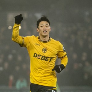爱游戏体育-韩媒：若狼队降级黄喜灿或选择离队，今夏转会费或达1000万镑